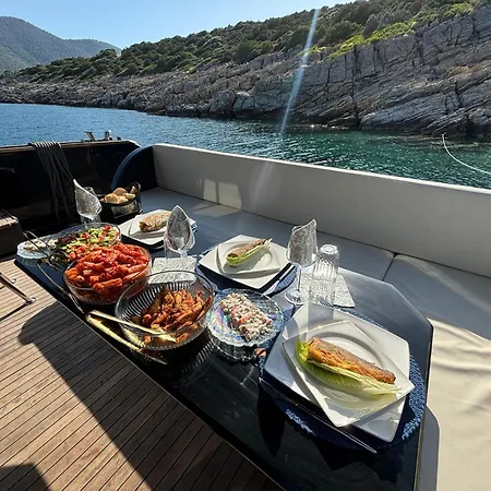 Úszó hotel Halal Vacation